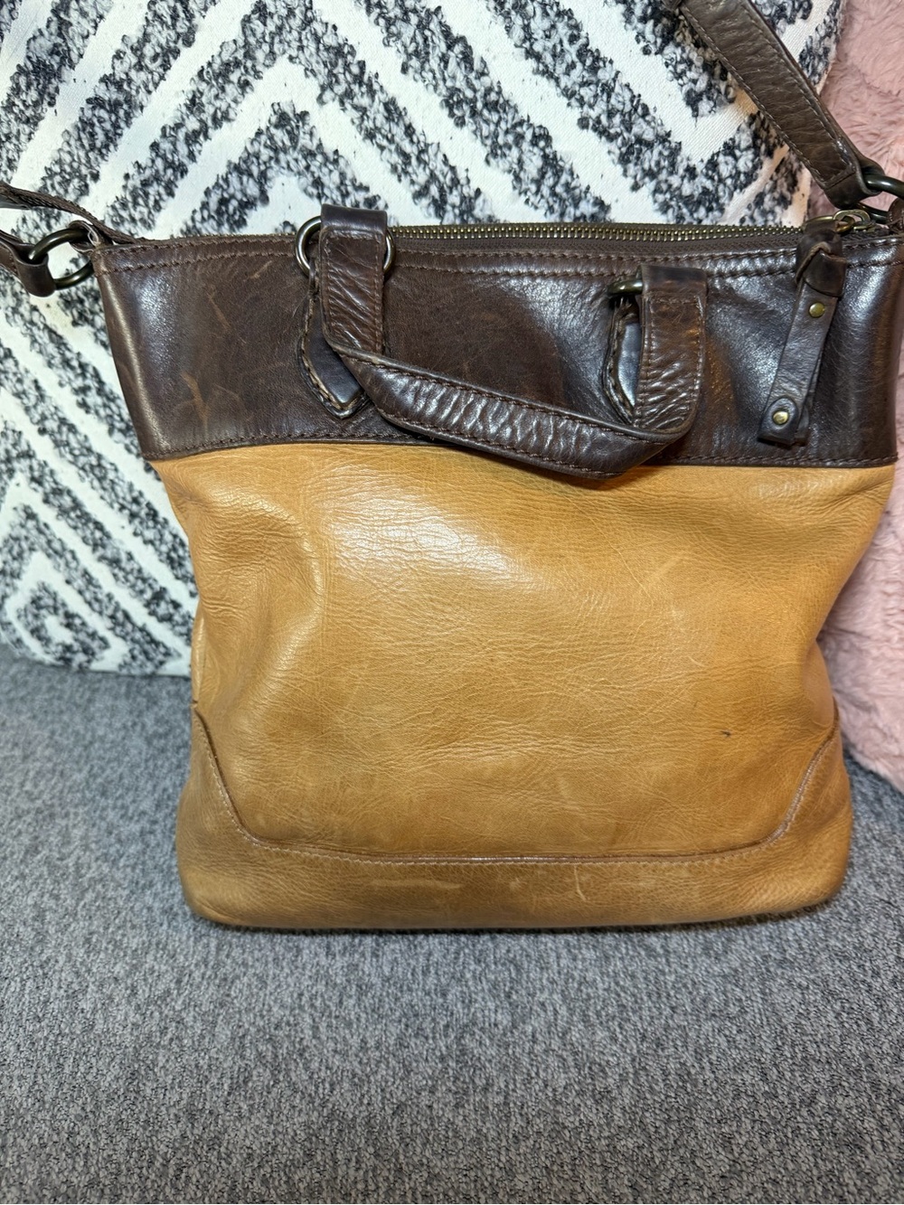 Vintage Frye Two-Tone Tan and Dark Brown Leather Crossbody Bag - Picture 3 of 11